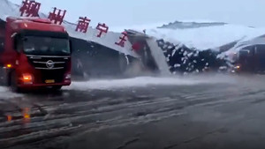 Tuyết rơi dày ở Trung Quốc khiến nhà kho bị sập