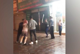 Clip cho thấy người chiếm vỉa hè “thành của nhà mình” rất hung dữ