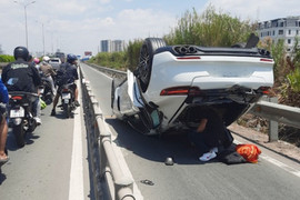 TP.HCM: Ô tô húc văng 2 xe máy rồi lật ngửa trên cao tốc
