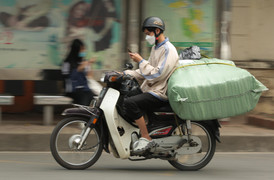 Hà Nội: Người dân vô tư sử dụng điện thoại khi đang lái xe