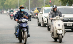 Sử dụng điện thoại khi chạy xe máy bị phạt bao nhiêu tiền?