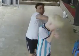 Xác minh clip người đàn ông đánh đập, tát liên tiếp vào mặt bé trai