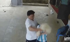 Triệu tập người đàn ông đánh đập dã man cậu bé 14 tuổi