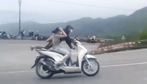 Danh tính cặp nam nữ đi SH 'làm xiếc' tại khúc cua nguy hiểm trên đèo Hải Vân
