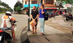 Quảng Nam: Hai người nước ngoài cầm bảng xin cứu giúp trên đường phố Tam Kỳ