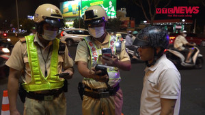 CSGT TP.HCM kiểm tra nồng độ cồn 10 người, 9 người vi phạm