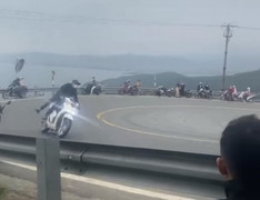 Cận cảnh cặp nam nữ đi xe SH 'làm xiếc' trên đèo Hải Vân