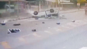 Xe bán tải lật nhào, hàng chục bình gas rơi xuống đường