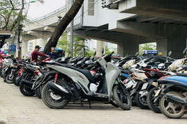 Bãi trông xe tự phát trước Công viên Thủ Lệ, thu 20.000 đồng một vé xé máy