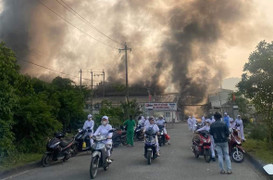 Cháy dữ dội tại công ty bánh gạo One-One rộng hơn 5.000 m2 ở Thừa Thiên Huế