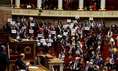 Chính phủ của Tổng thống Macron vượt qua cuộc bỏ phiếu bất tín nhiệm