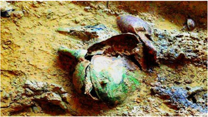 Đào được 4 cái chum, lũ trẻ lấy làm bô đi tiểu, ai ngờ giá trị thật 340 tỷ đồng