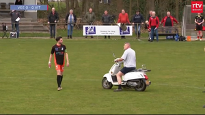 Cổ động viên đốt pháo cổ vũ, hàng xóm nổi giận đi xe máy vào sân bóng dằn mặt