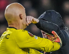 Cổ động viên say xỉn, lao vào sân đấm thủ môn ở Cúp C2 bị cấm cửa 40 năm