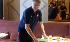 HLV Troussier đón sinh nhật đặc biệt cùng U23 Việt Nam
