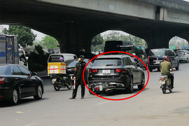 Ô tô Mercedes đỗ giữa đường khiến xe máy gặp nạn