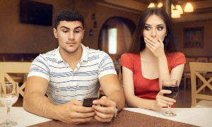 Chồng mở trộm điện thoại, kiểm tra tin nhắn của vợ thì bị xử lý thế nào?