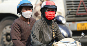 Người Hà Nội mặc đồ kín mít như ninja để tránh nắng nóng 37 độ C