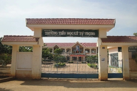 Hàng chục học sinh nghi ngộ độc sau khi nhận bóng bay của 4 người lạ mặt