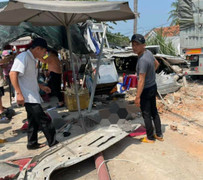 Né ống thép rơi xuống đường xe đầu kéo tông sập nhà dân, nhiều người bị thương
