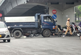 Hà Nội: Va chạm với ô tô tải, người đi xe đạp tử vong