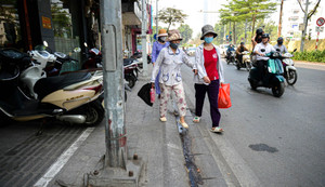 Kẻ vạch vỉa hè: Phần rộng để đỗ xe, phần cho người đi bộ toàn gốc cây, bốt điện