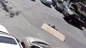 Tấm ván từ trên trời rơi xuống đè trúng người phụ nữ đang đi bộ