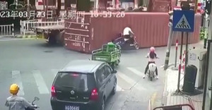 Thùng xe container rơi xuống đường, người đàn ông thoát chết trong gang tấc