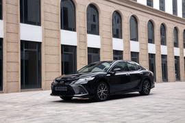 Soi giá xe Toyota Camry tại Việt Nam 