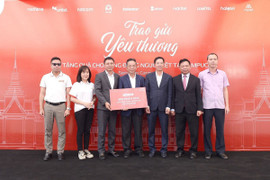 Tặng 300 suất quà cho bà con người Việt có hoàn cảnh khó khăn ở Campuchia