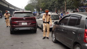 Cảnh sát gọi điện xử phạt hàng loạt chủ xe lấn chiếm lòng đường 