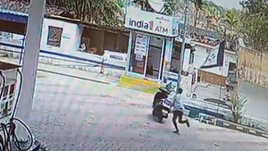 Kẹt dây ga, xe máy tông thẳng vào ATM