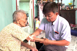 Bác sĩ khám dạo ở xã đảo Thạnh An: Gần 20 năm rồi, giờ tôi không muốn rời đi nữa