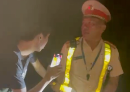 Khởi tố người đàn ông lái ô tô chạy quá tốc độ, giật bảng tên CSGT