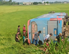 Tài xế tử vong cùng nhiều hành khách bị thương sau khi xe khách lao xuống ruộng