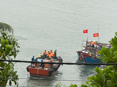 Trục vớt tàu cá của ngư dân bị chìm do tông phải vật thể lạ
