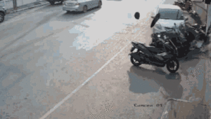 Ô tô mất kiểm soát, 'lùa' hàng loạt xe máy trên đường