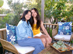 Sao Việt 30/3: Chí Trung sang Mỹ cùng bạn gái, Hồng Đào khoe con gái yêu