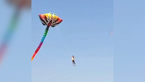 Chàng trai liều lĩnh bay cùng diều khổng lồ