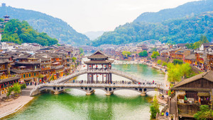 Du lịch 30/4: Vé máy bay đẩy giá tour tăng 'nóng', khách đi quốc tế vẫn kín chỗ