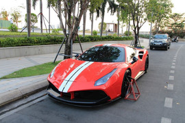 Đỗ xe không đúng quy định, nhân viên bảo vệ có được phép khoá bánh không?