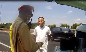 Chạy quá tốc độ, tài xế rút thẻ nhà báo giả xin bỏ qua