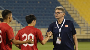 HLV Troussier trinh sát U23 Thái Lan ở Qatar