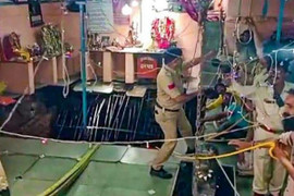 Sập giếng cổ trong đền thờ ở Ấn Độ, 13 người chết