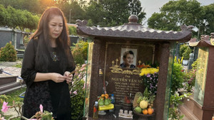 Khán giả nghẹn ngào khi nhìn NSND Hồng Vân thăm mộ cố nghệ sĩ Anh Vũ