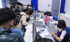 Lo bị khóa SIM, người Hà Nội ùn ùn đi chuẩn hóa thông tin thuê bao