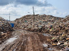 Núi rác giữa lòng đảo Ngọc Phú Quốc, mùi hôi thối bay xa cả vài km