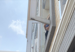 Nghẹt thở giải cứu người mẹ ôm con nhỏ định nhảy lầu tự tử ở Đắk Nông