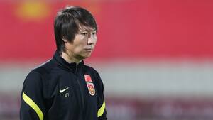 Cựu HLV Trung Quốc bị 'giam lỏng': Giám sát ngày đêm, kiểm soát cả ăn ngủ