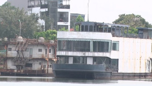 'Tàu ma' án ngữ Hồ Tây